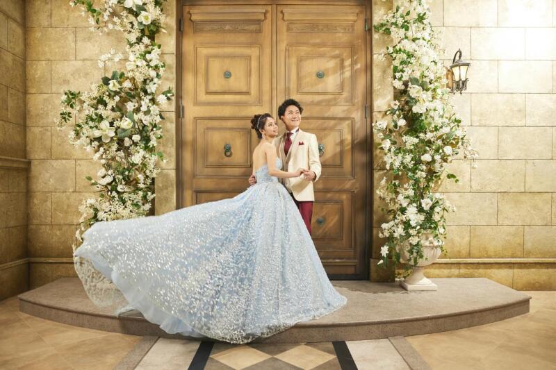 大扉前でドレスをフワッと♪