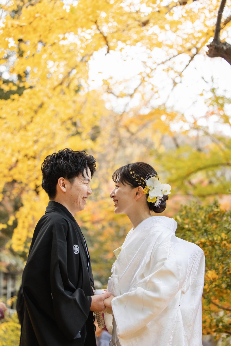 美しいイチョウをバックに手を取り合って♪