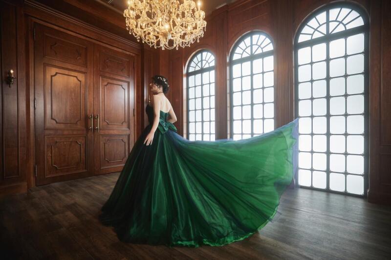 ドレスをふわっと躍動感♪