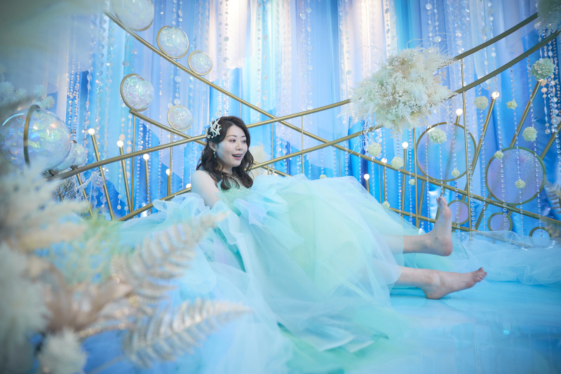 バルコニーのブルードレスの婦人背景