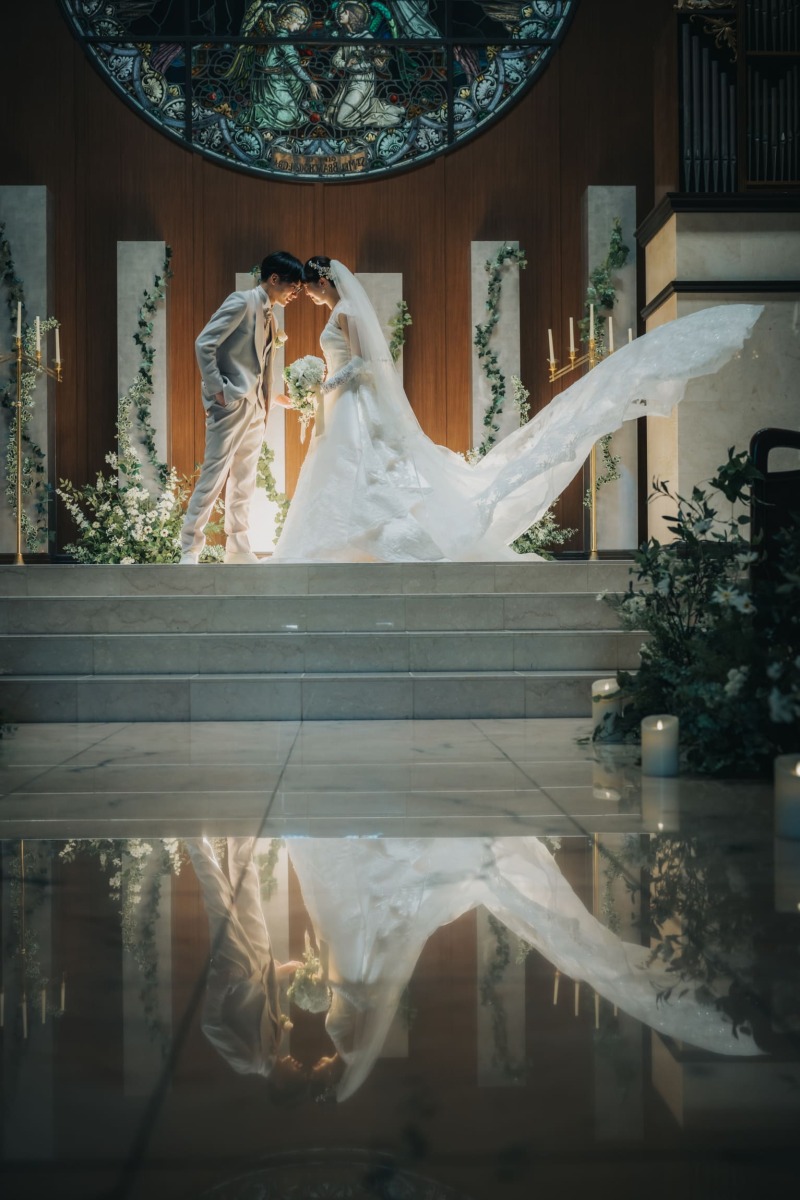 ふたりの姿が映るバージンロード