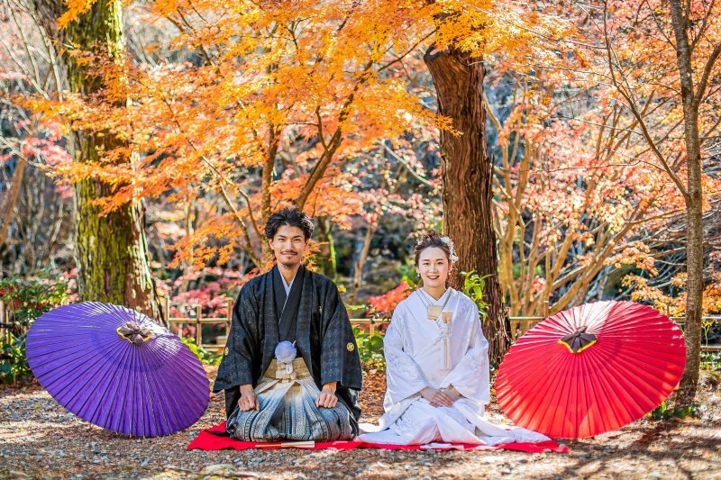 秋麗の景に佇む白無垢