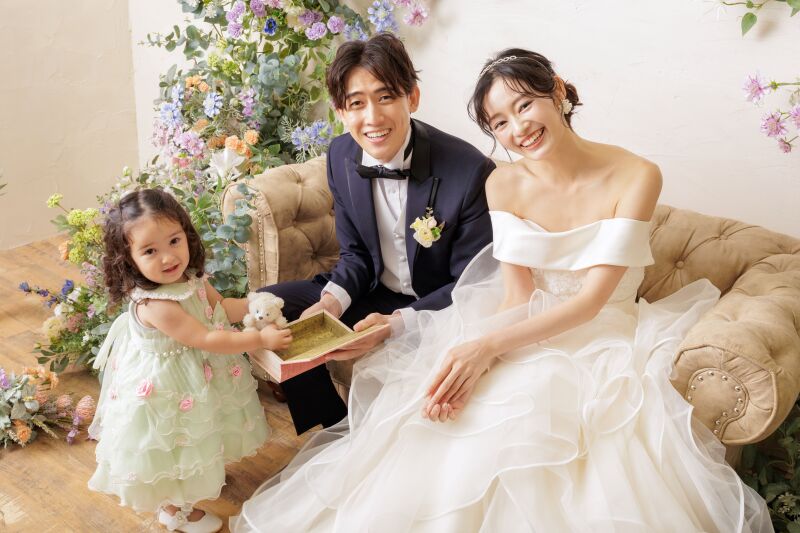 【家族(お子様)と一緒に記念撮影】スタジオ撮影・衣装1着・ファミリーベーシックプラン◇お子様衣装&データ3枚&美肌補正付き◇