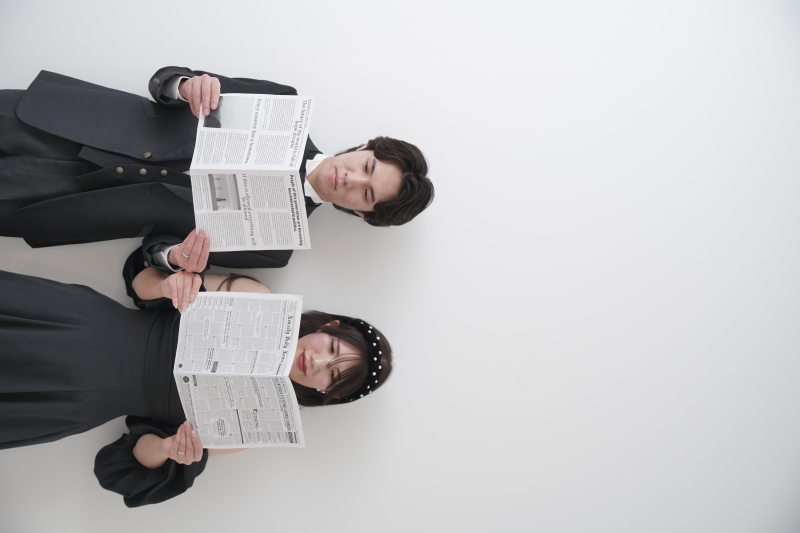 英字新聞を読む２人