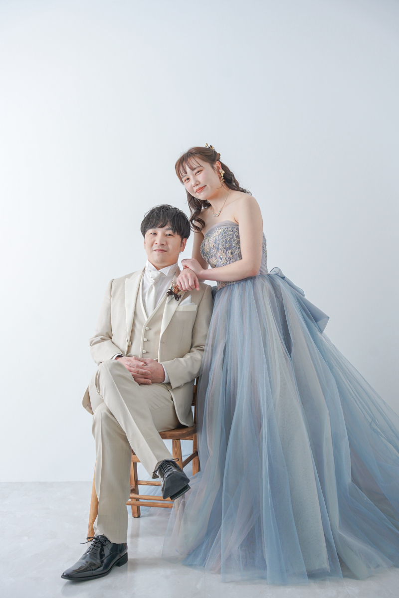 シンプルな白スタジオで