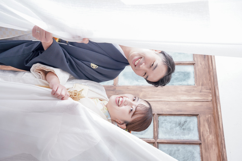 カーテンからチラっ