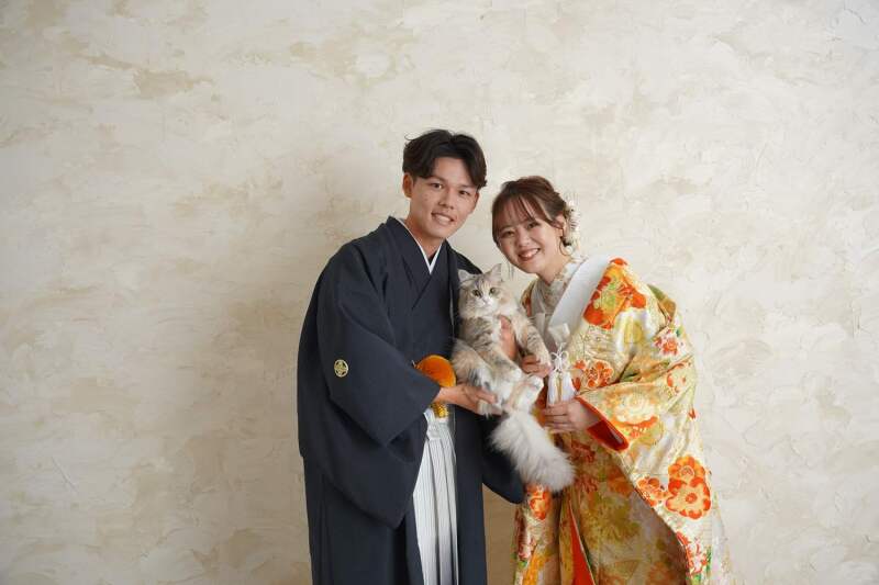 素敵な笑顔。家族の猫ちゃんと一緒に。