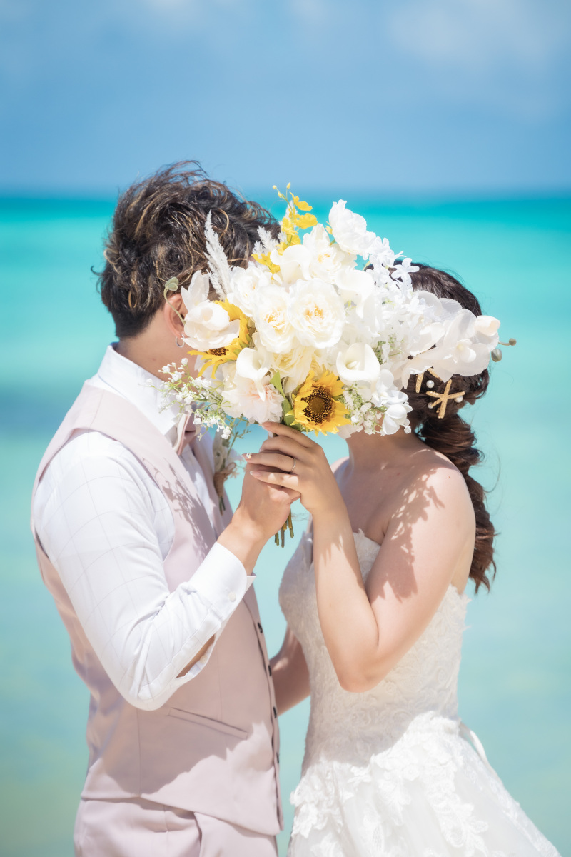 定番のブーケに隠れてキス