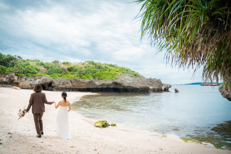 岩場に取り囲まれたビーチでの撮影
