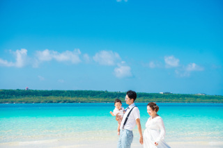 家族も一緒にウェデイングフォト☆マタニティドレスもレンタル可能です