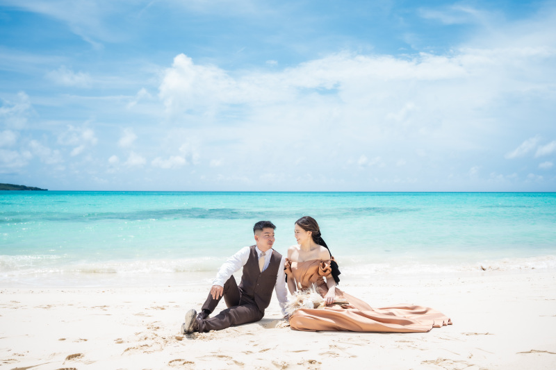 ビーチに座って！