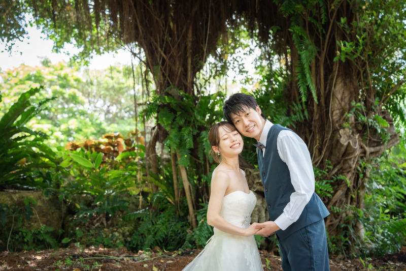 ガジュマルの木の下で・・・