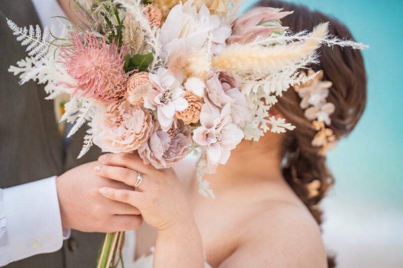 ブーケに隠れてキス♪