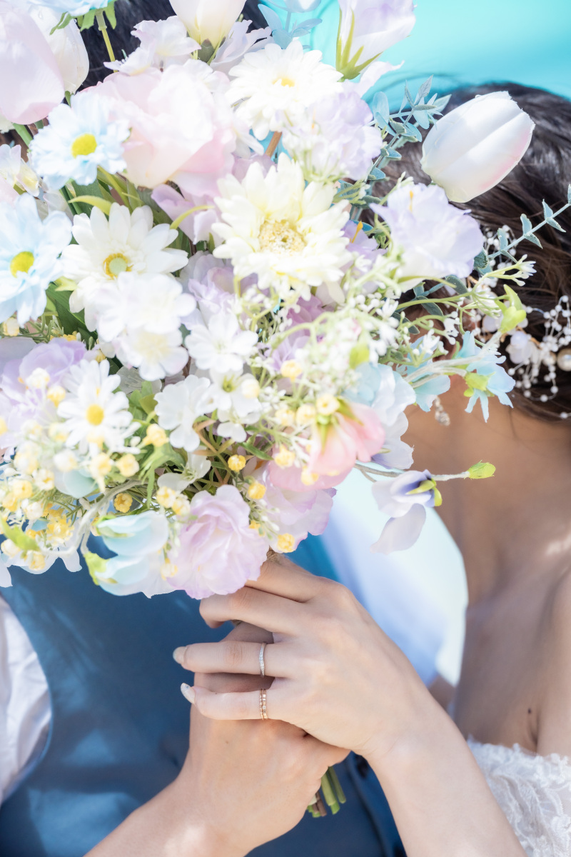 定番のブーケに隠れてキス