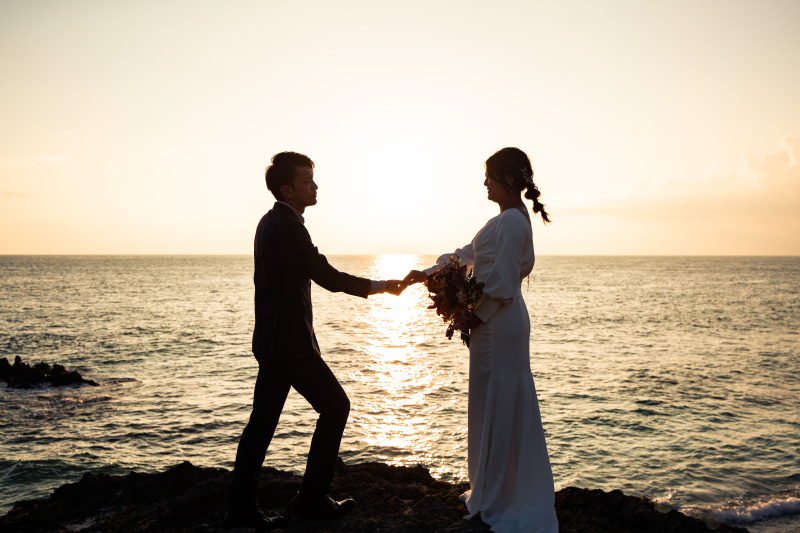 海に反射した光の道を使って