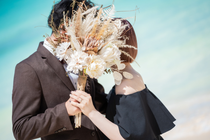 ブーケに隠れてキス♪