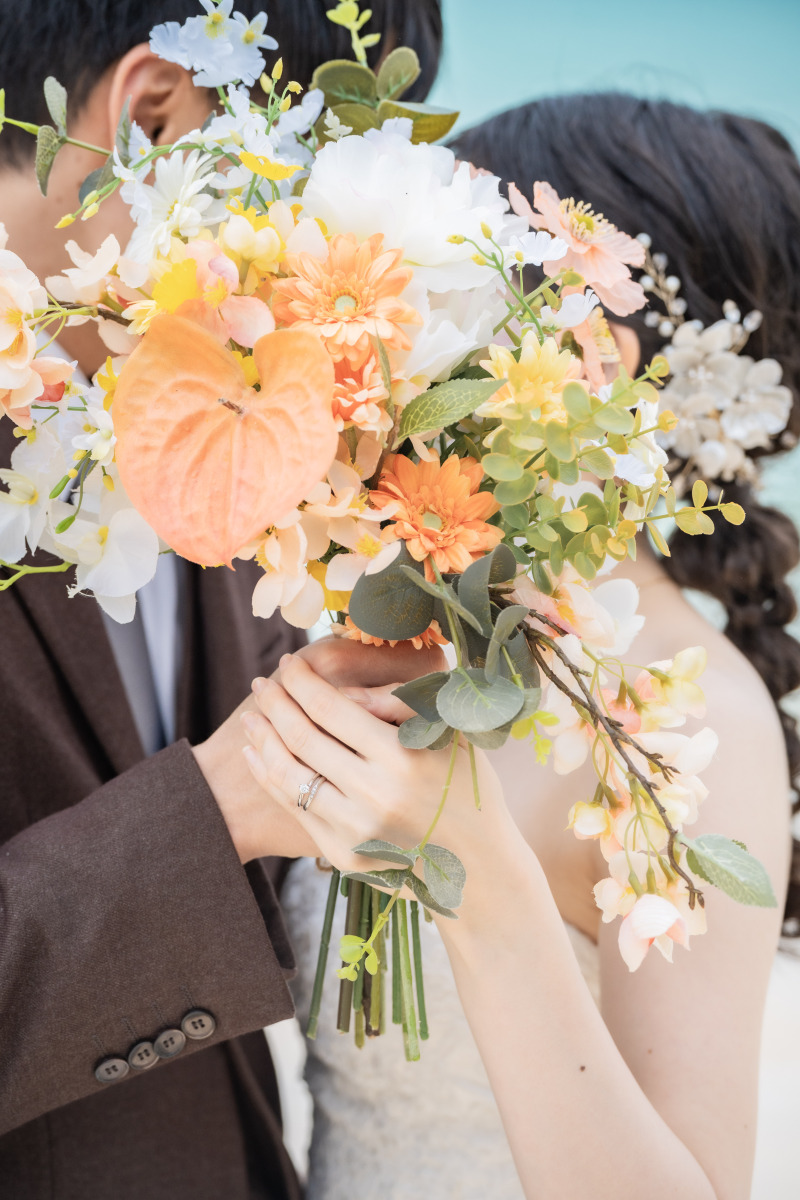 ウェディング定番のブーケに隠れてキス♪