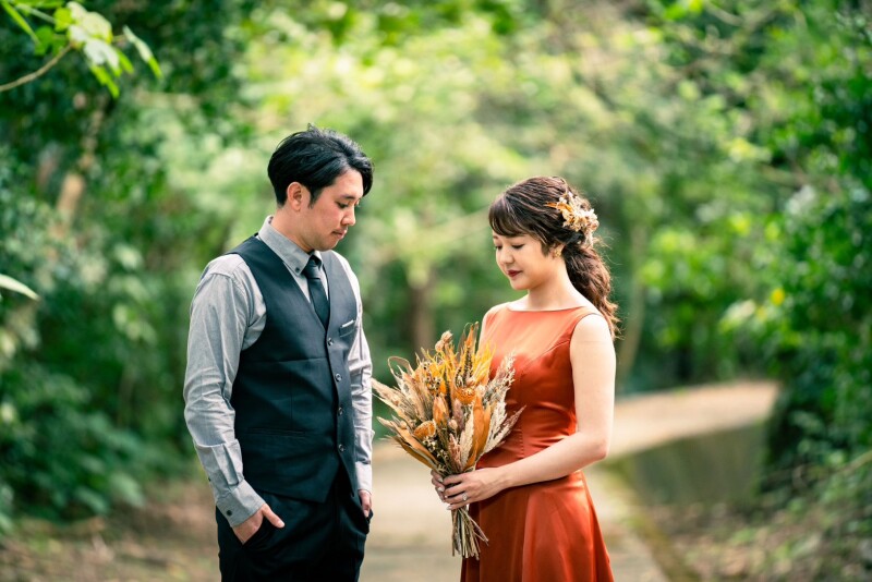 大自然の中で、テラコッタドレス