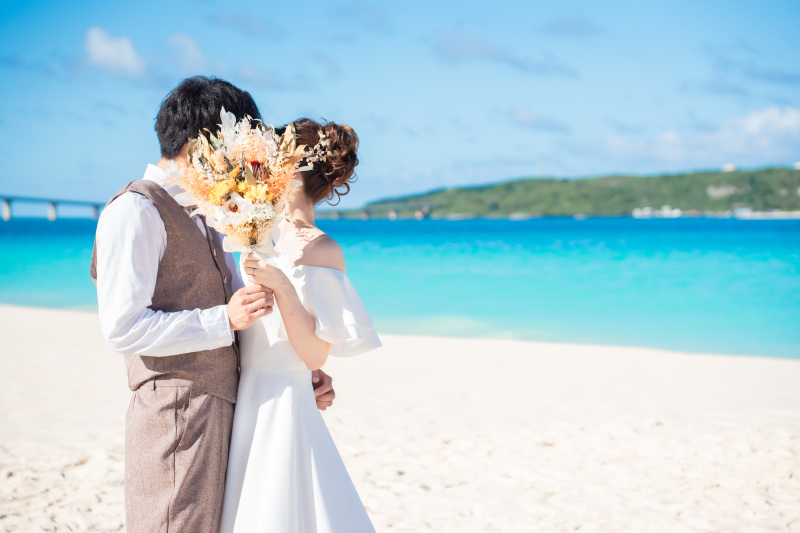 定番の海バックでブーケでキス!