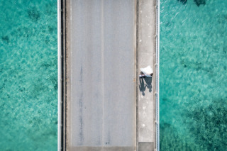 ドローンムービー追加ドローンのムービーを撮影いたします。納品は撮って出し（無編集の撮影データ）にてデータ納品致します。もちろんスマホで視聴可能宮古島は、綺麗な海はもちろん（与那覇前浜ビーチ・渡口の浜などなど）崖スポット（七又海岸・白鳥岬・東平安名崎