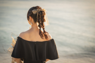 ヘアセットのアイテム宮古島を活かしたこだわりのカラーレタッチでご納品 【当店のこだわり】 《全データカラーレタッチ》広告で利用されているお写真は実際に納品されているお写真です 《特急納品１週間！》一生の思い出をすぐにお届け致します♪ 《全プランドローン付
