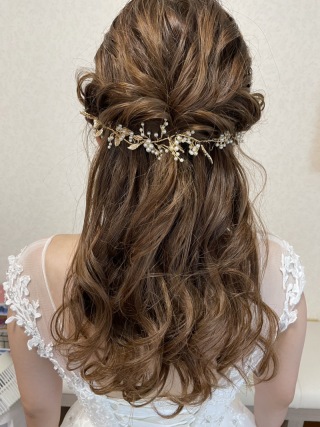 ヘアチェンジ２回流行りの黒ドレス、テラコッタドレス！こちらもオーナーが一目惚れしたドレスは続々入荷されるので試着の際はお楽しみに！！黒ドレスに合わせて、アクセサリー変更なども入荷中！ 