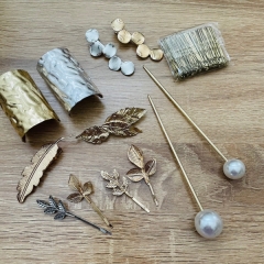 アクセサリーチェンジ流行りの黒ドレス、テラコッタドレス！こちらもオーナーが一目惚れしたドレスは続々入荷されるので試着の際はお楽しみに！！黒ドレスに合わせて、アクセサリー変更なども入荷中！ 