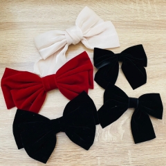 ヘアアクセサリーチェンジドレスチェンジと一緒に、ヘアチェンジはいかがでしょうか？女性は、ヘアセットが変わるだけで、テンション上がる！雰囲気も変わって素敵なお写真！結婚式上げないから、ちょっと追加料金はかかっちゃうけど折角だから新郎様にわがまま言っちゃ