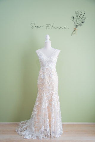 ドレスチェンジヘアチェンジと一緒に、ドレスチェンジはいかがでしょうか？女性はドレスが変わるだけで、テンション上がる！雰囲気も変わって素敵なお写真！結婚式上げないから、ちょっと追加料金はかかっちゃうけど折角だから新郎様にわがまま言っちゃお！