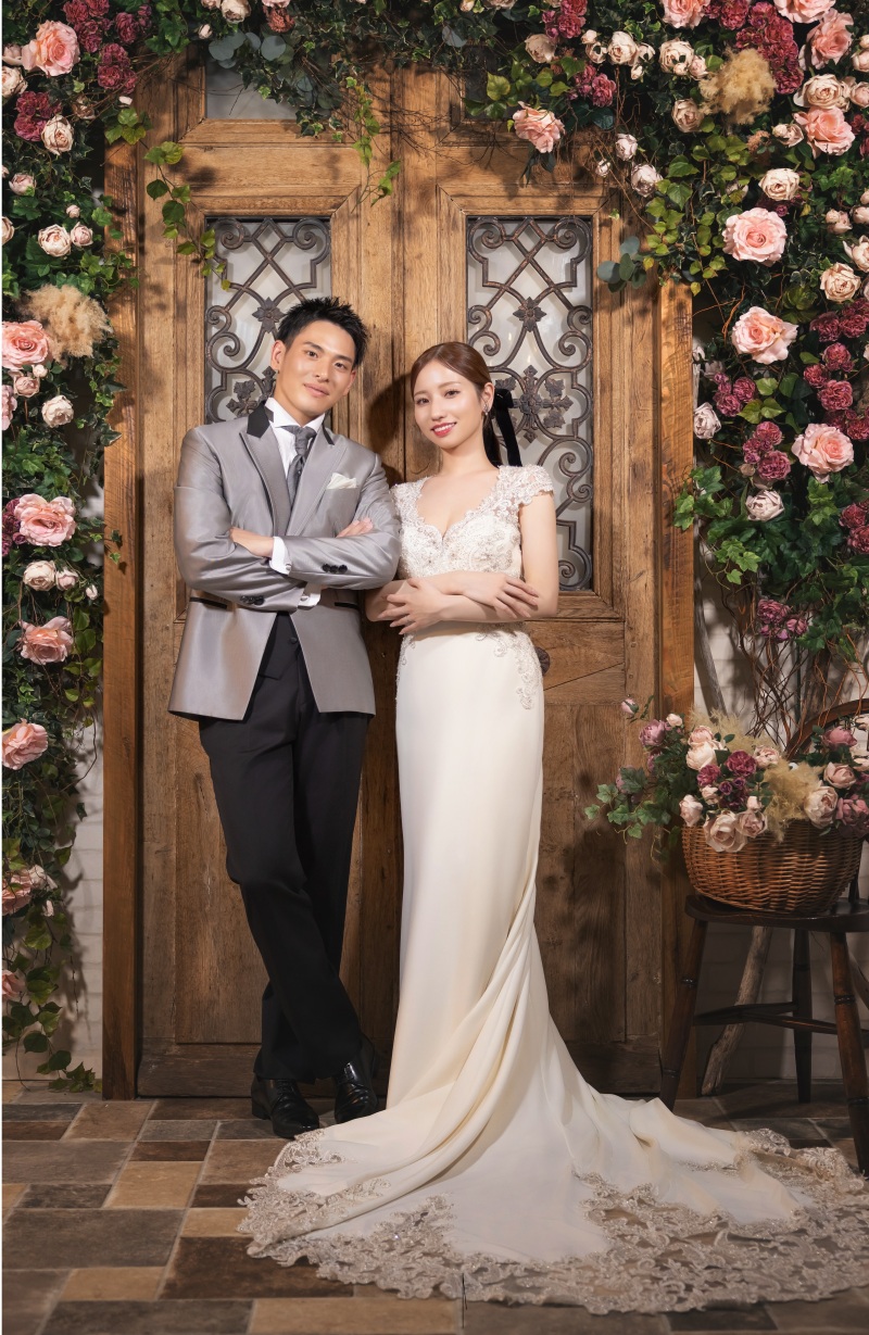 お花の壁の前でおしゃれに