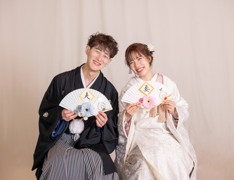 お持ち込みの扇子で笑顔の一枚！