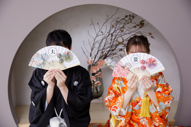 お顔隠しポーズ