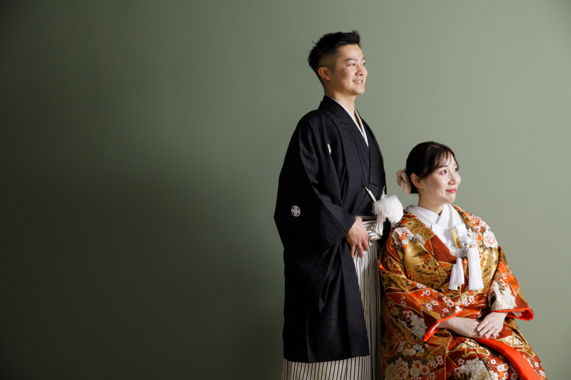 グリーンの壁をバックに