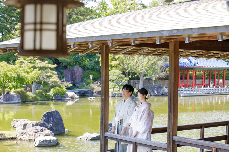 小池を眺めるお二人