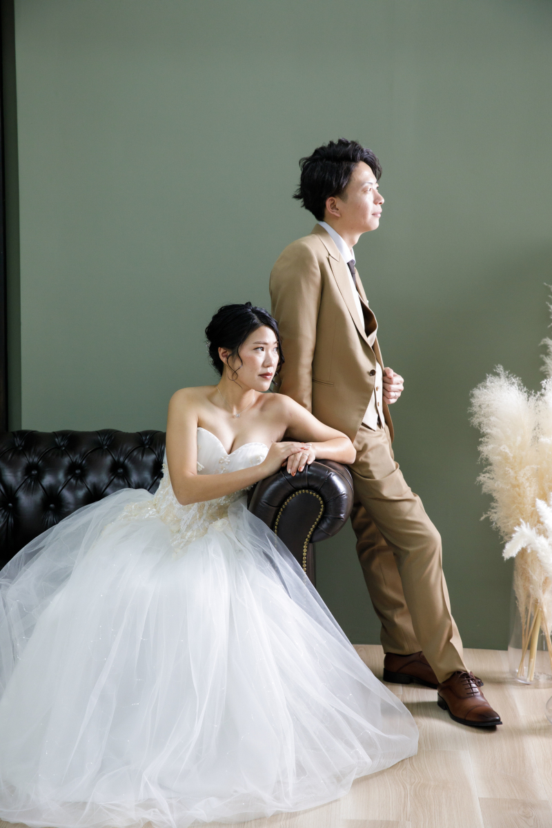 ソファーに座って、、