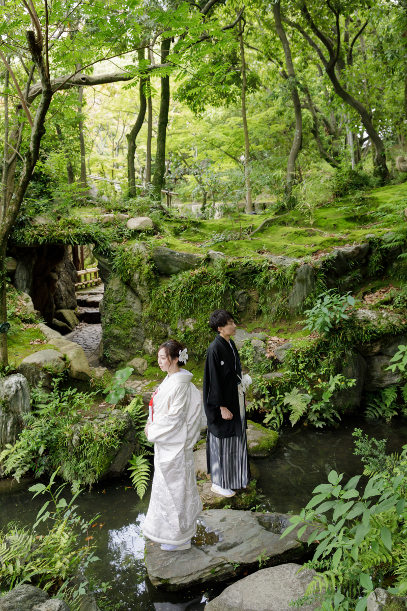 小川が流れる和装庭園