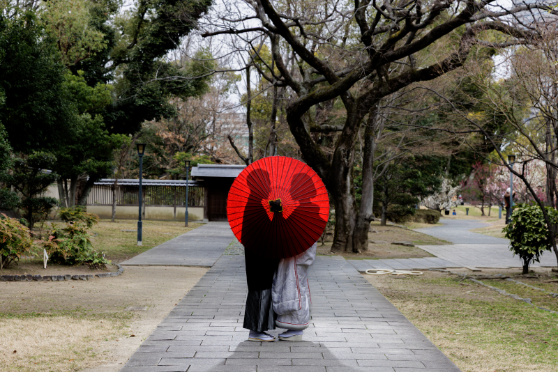 和装のアイテム番傘を使ったシルエットショット*