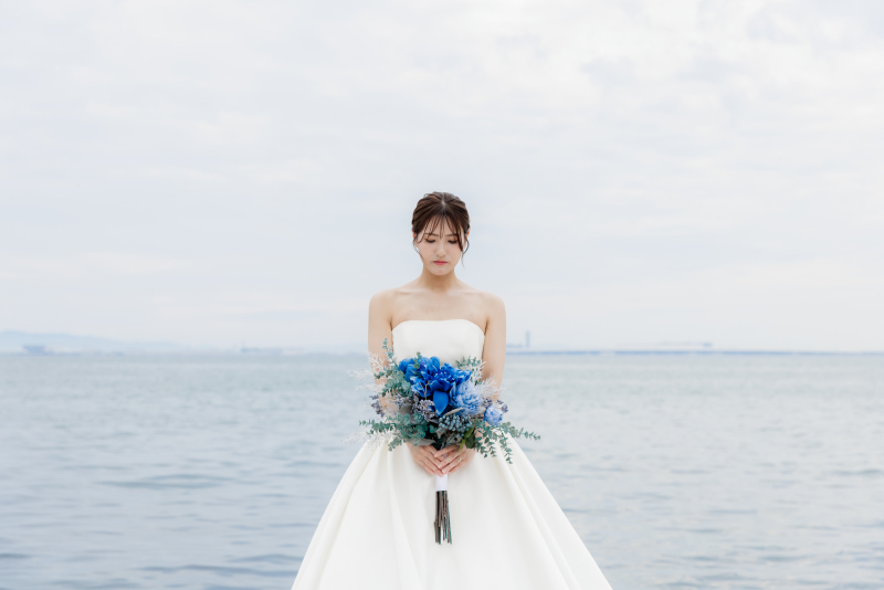 青いブーケと海が彩る、新婦様ソロショット✴︎