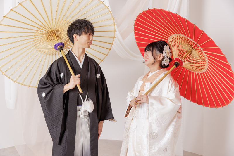 紅白の和傘を使って