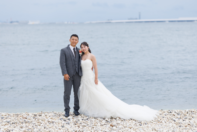 海をバックに☆