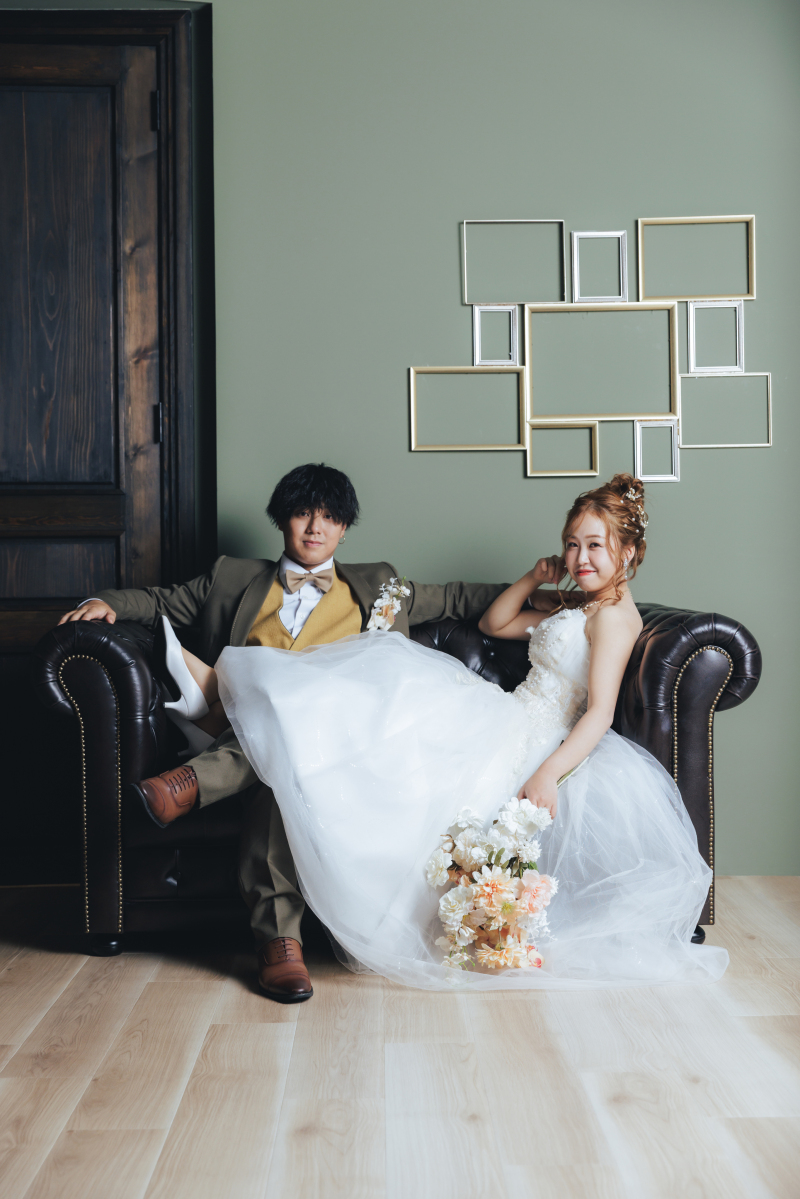 ソファで魅せるシックなふたり