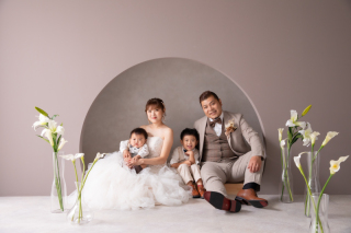 家族みんなで仲良く！洋装スタジオ撮影