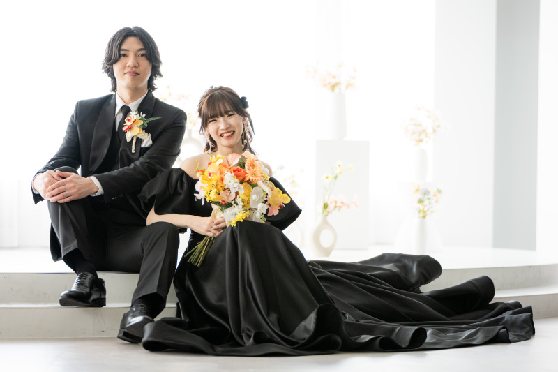 ブラックドレスと可愛いブーケを合わせて!