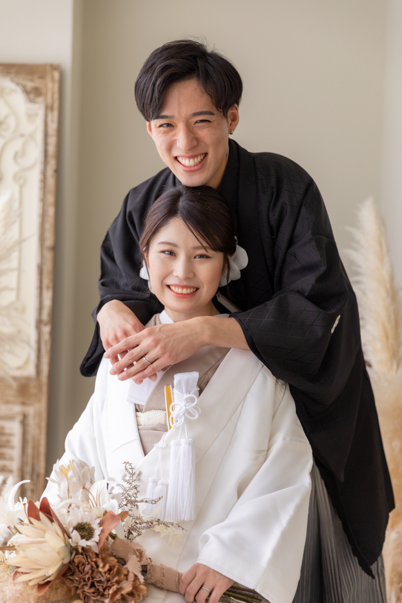 椅子に座ったショットも!