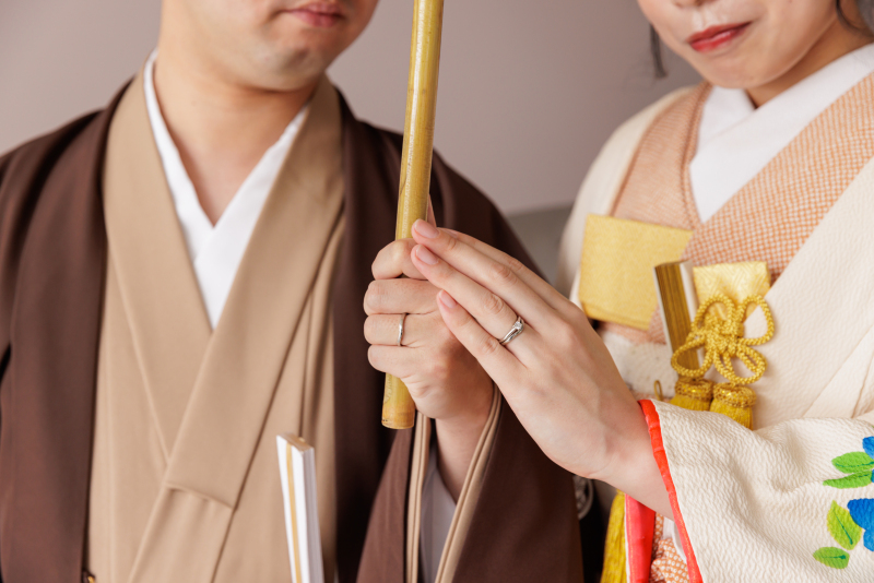 お二人の手を重ねて