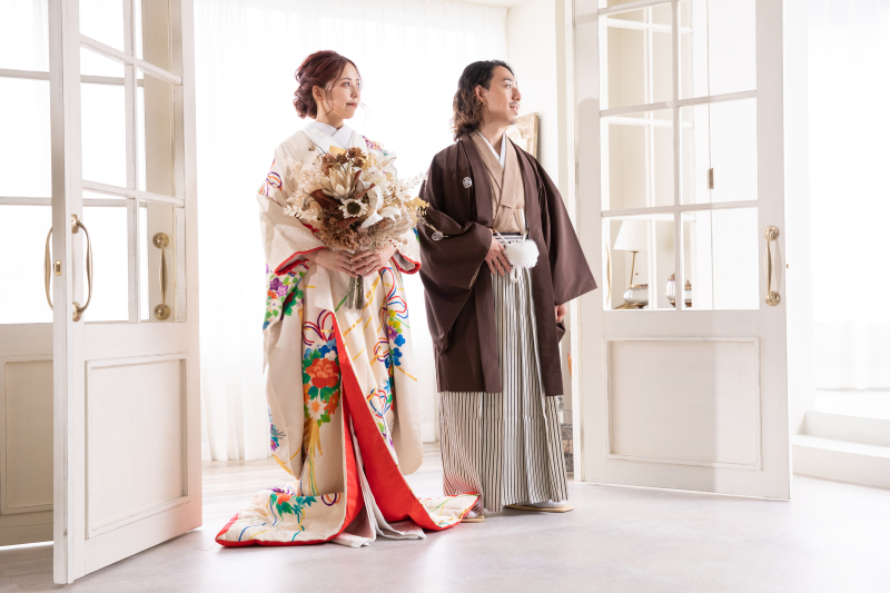 アンティークの扉を背景に