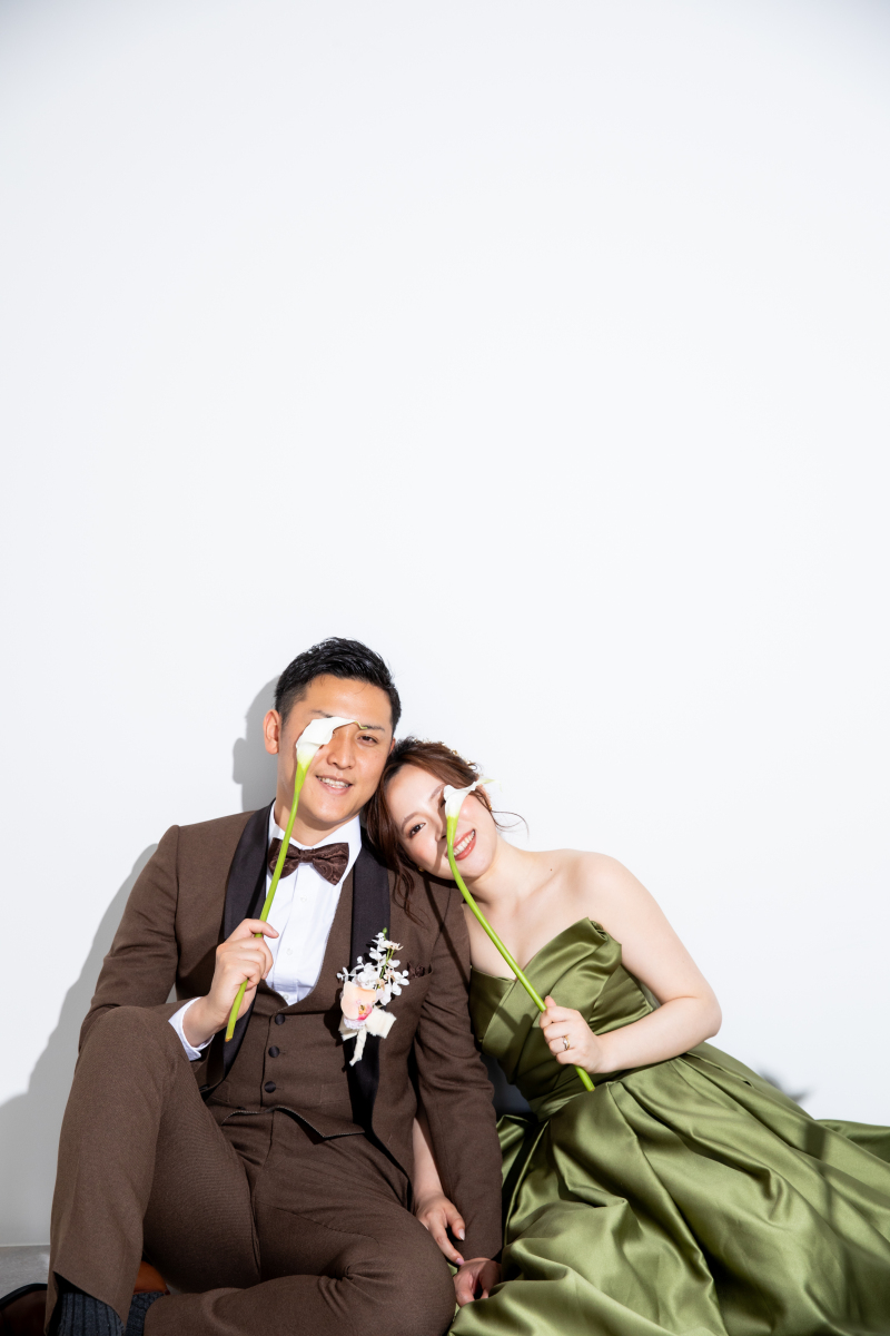 シンプルな背景をバックに