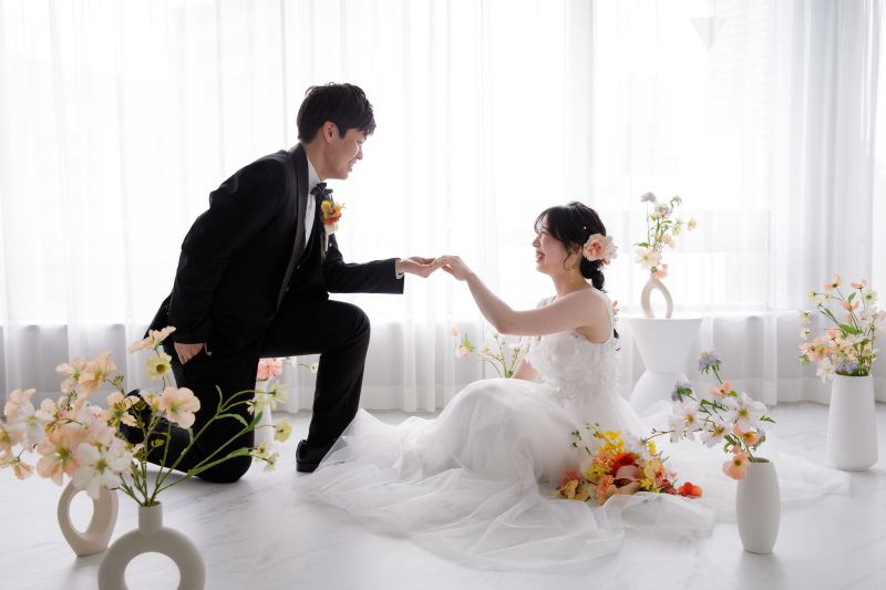 自然光溢れるスタジオ内で