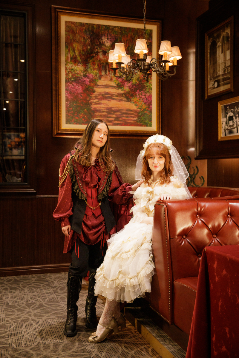 ソファに座っての撮影も