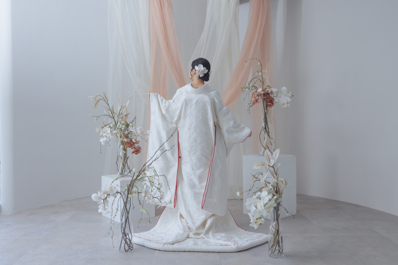 白無垢に赤のラインが映える一枚です♡